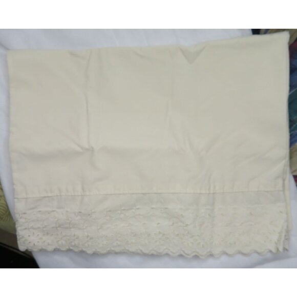Vintage Martha Stewart Everyday Standard Pillowcases Pair of 2 Eyelet Scalloped - Picture 5 of 13